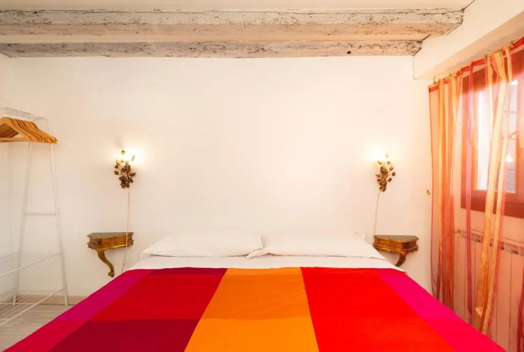 Heart of Venice White House Rialto Wi-Fi 1GBs