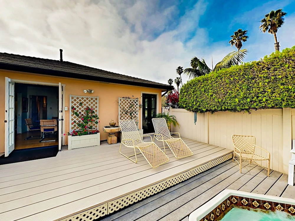 Beach Bungalow in Ventura by RedAwning