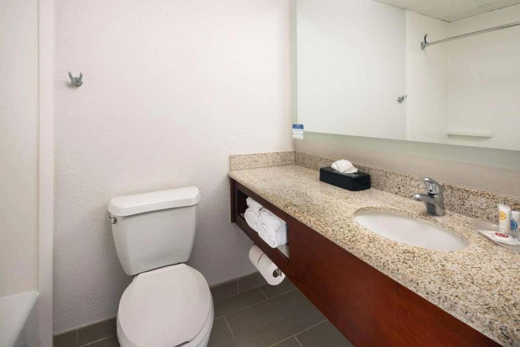 Comfort Suites Outlet Center