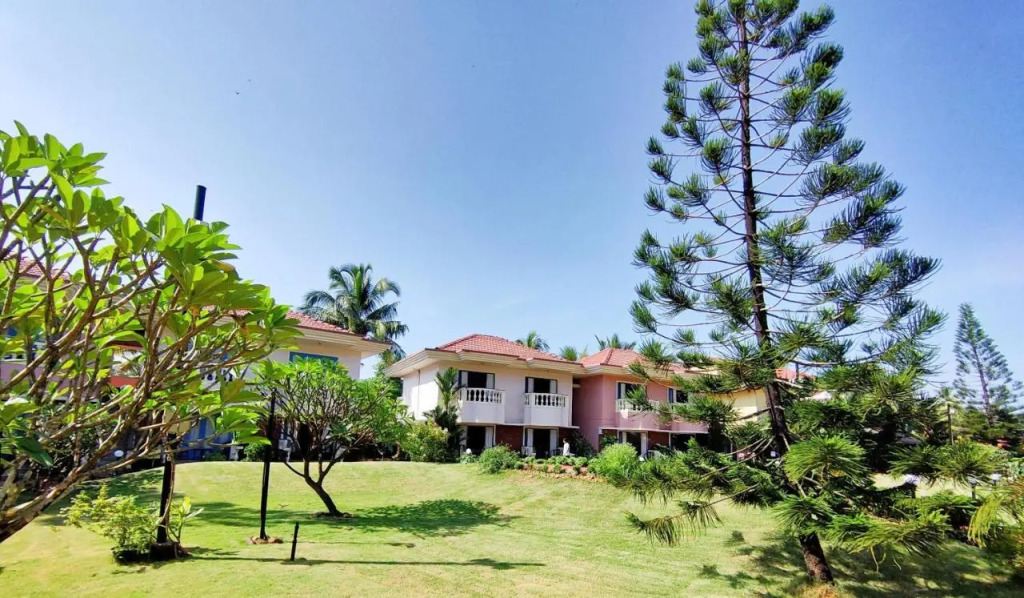 Coconut Grove Beach Resort