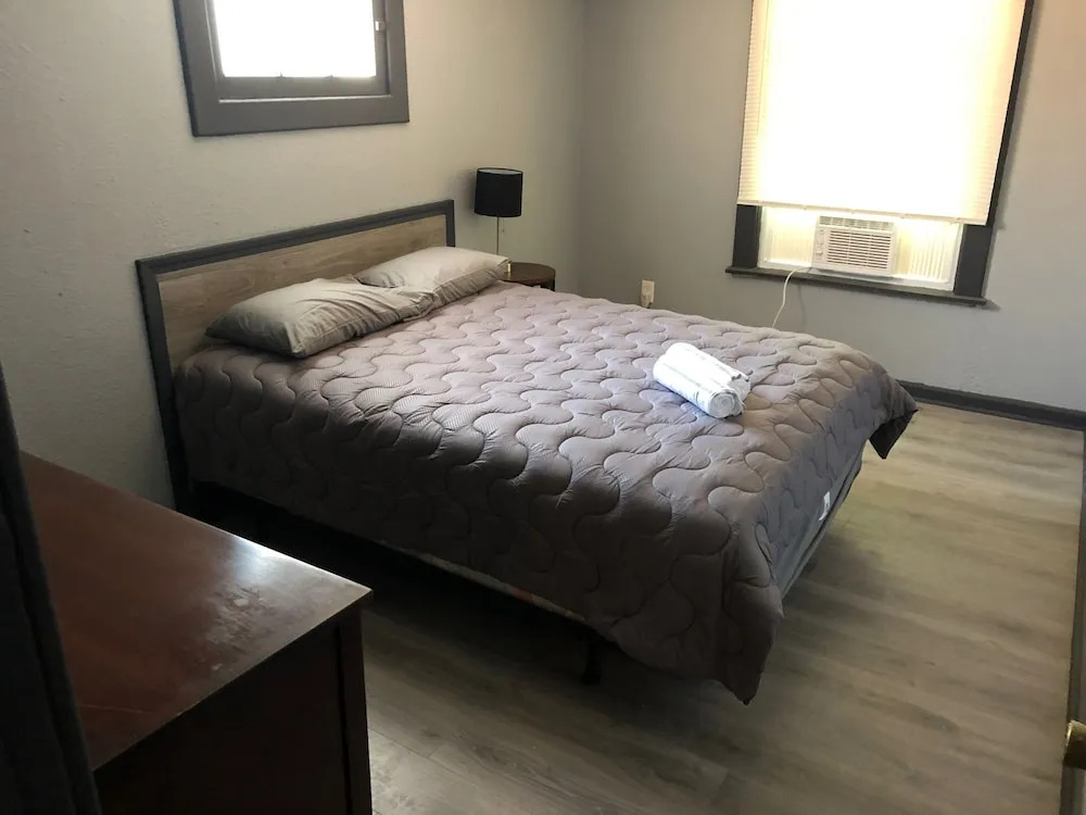 The 540 With Private Yard & Parking, Near Falls & Casino by Niagara Hospitality