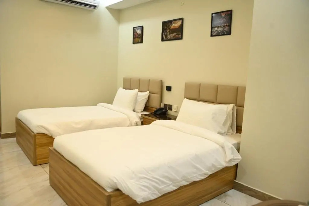 Hotel pearlinn karachi