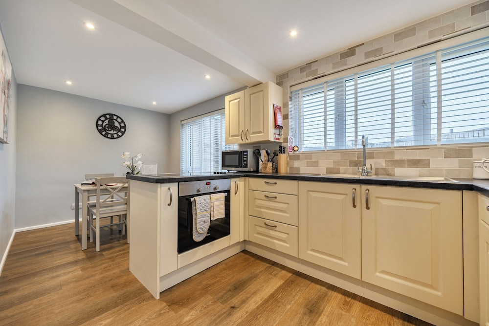 2 Bed House - Sleeps 4 - Garden - Parking - Wifi