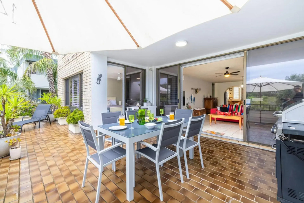 14 'The Dunes', 38 Marine Dr - Large Unit With Pool, Tennis Court And Directly Across From Fingal
