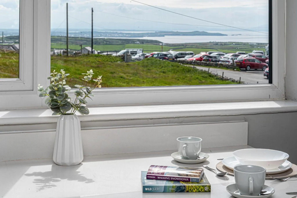 Goferydd, South Stack, Anglesey, 4 bed luxury home, hot tub, dog friendly