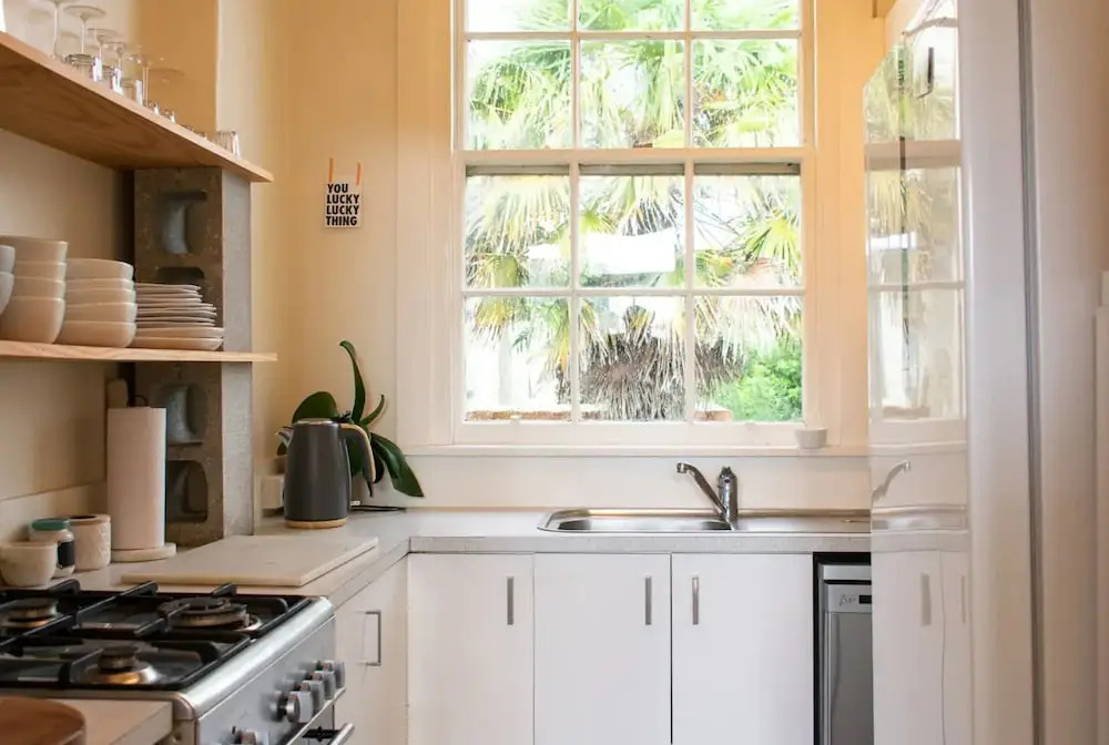 1930s Character 1 Bedroom Apartment With Sky Tower Views