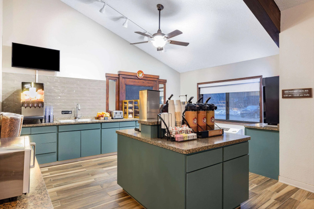 AmericInn by Wyndham Duluth South Proctor Black Woods Event Ctr