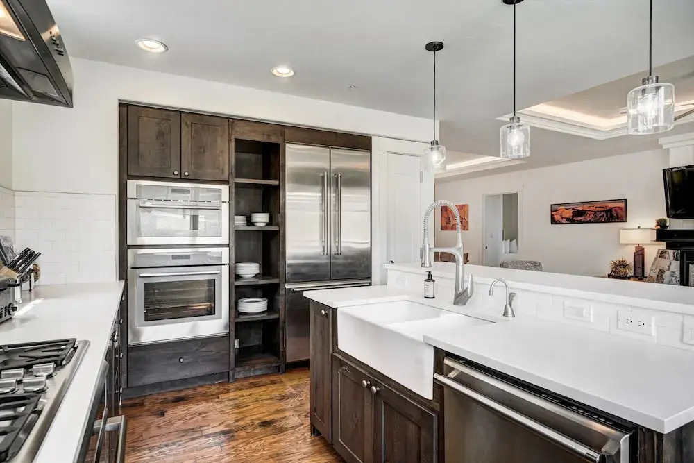 Spacious 4 Bedroom  Steps From Winter Activities Condo by RedAwning