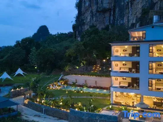 Cloudy deep Hotel