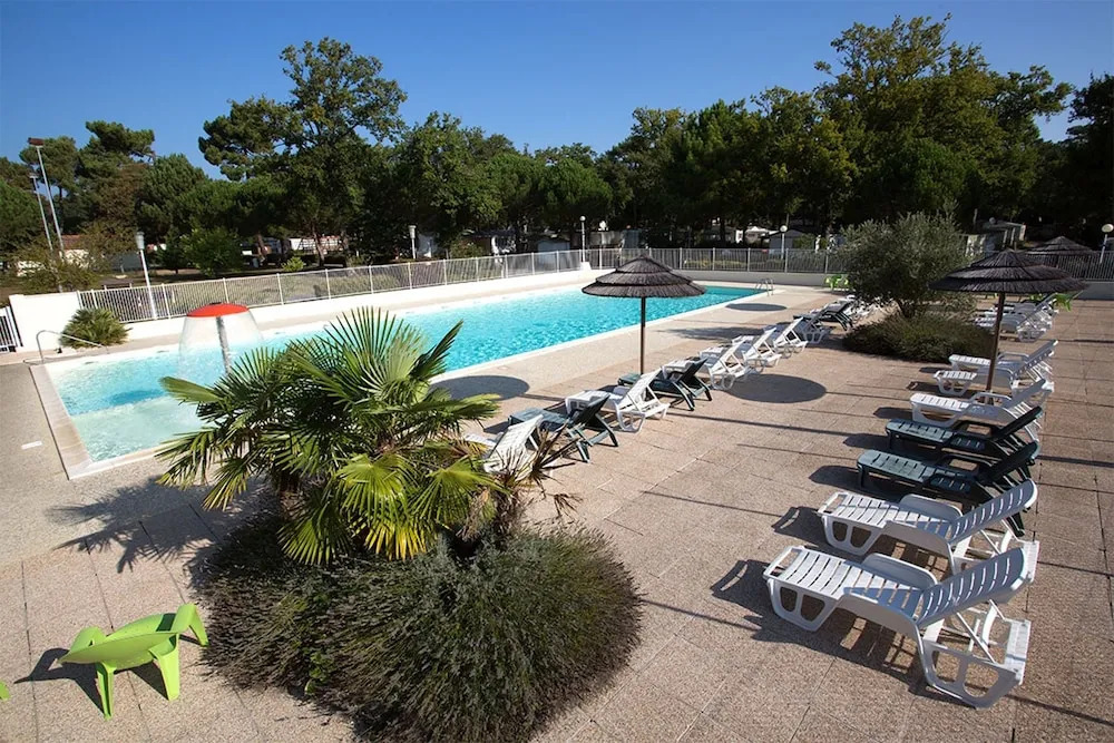 Bungalow With 3 Bedrooms in La Tremblade, With Pool Access and Terrace