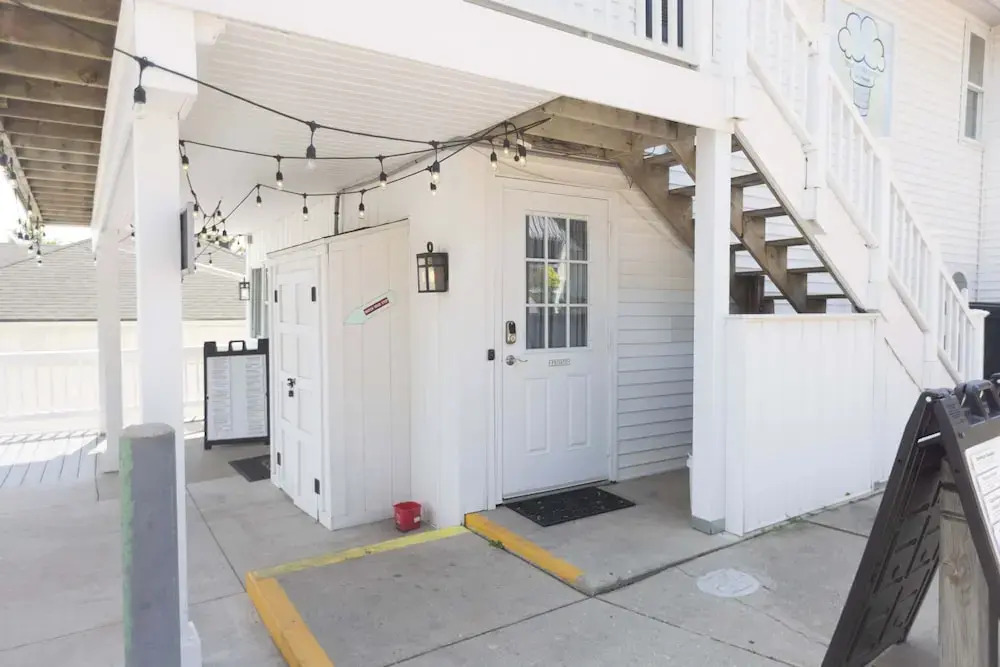 Heaven on Earth! 2 BDR Fontana Flat, Walk to Lake