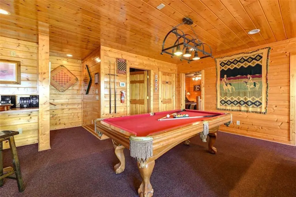 Mountaintop Lodge - Eight Bedroom Cabin