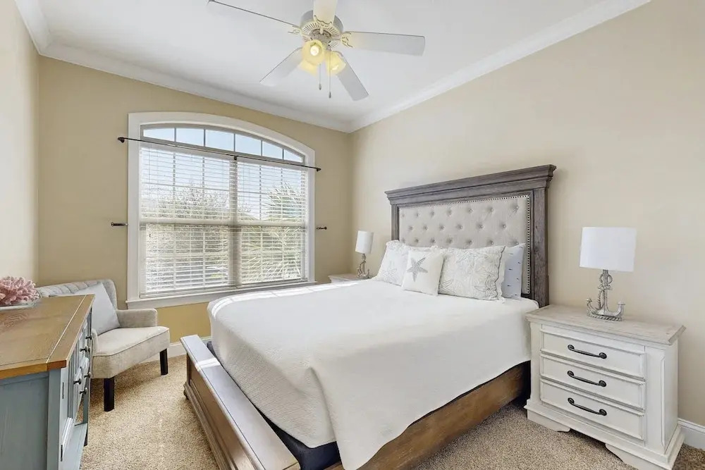 Charming Southern Townhouse W/enclosed Yard & Access to Community Pool