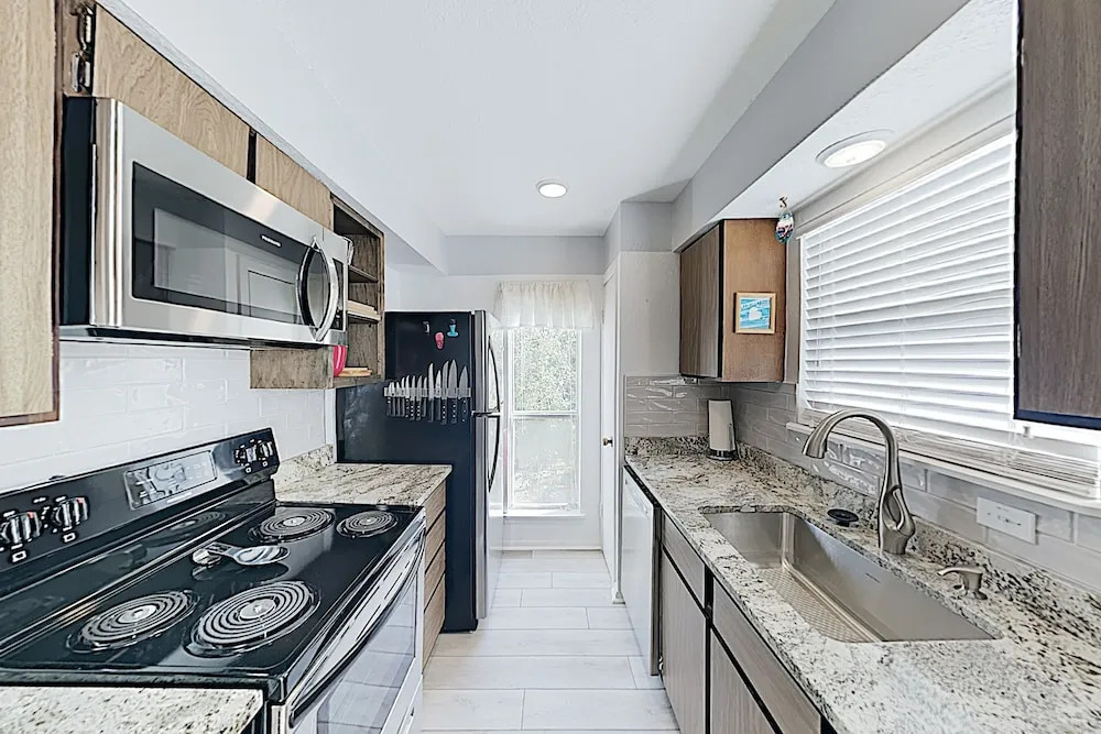 New Listing! Remodeled W/ Pool, Pier, Tennis 3 Bedroom Condo