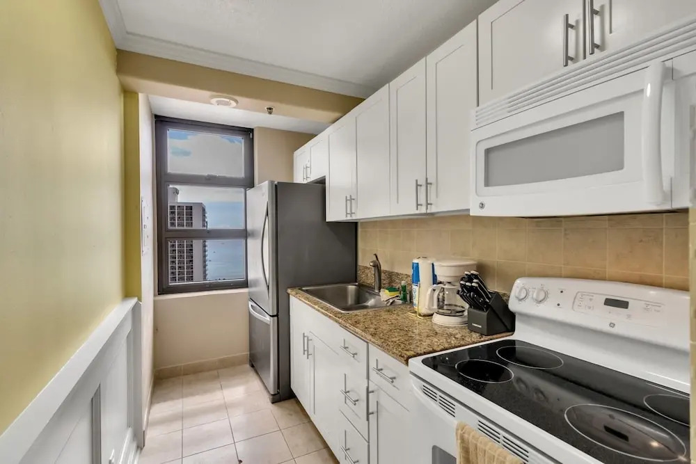 22nd Floor Condo with Stunning Ocean Views and Free Parking!
