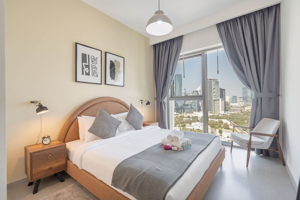 Modern 1-bedroom Apartment Perfect for Family in Downtown With Skyline Views