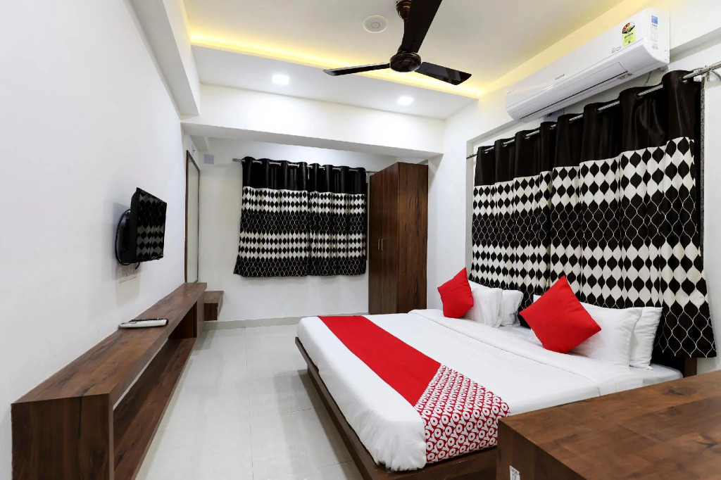OYO 45011 Sumukh Hotel