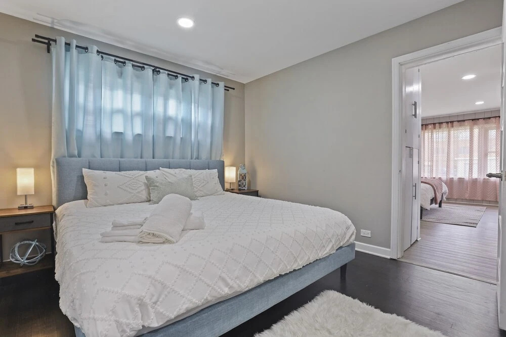 Charming Retreat In The Heart Of Des Plaines 3 Bedroom Residence by RedAwning