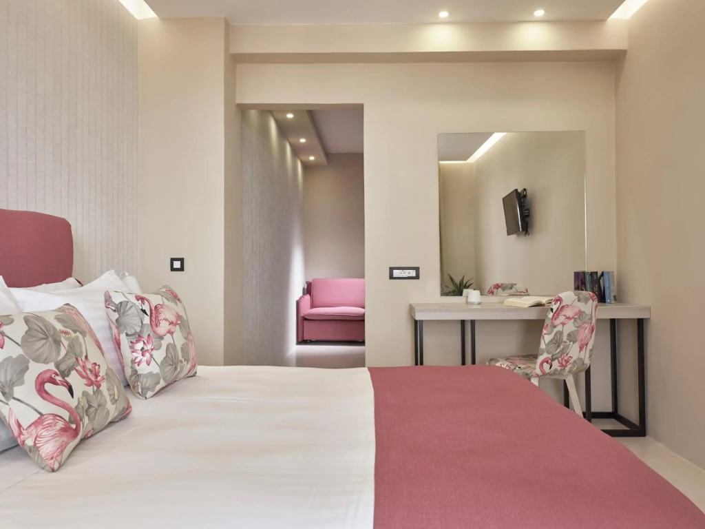 Koukounaria Hotel & Suites