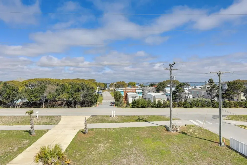 Emerald Isle Getaway w/ Decks & Beach Views!