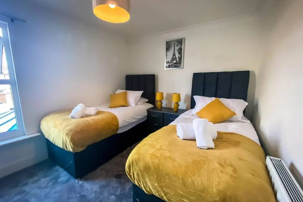 2 bed house, Wifi, dishwasher and garden. Long stay discounts