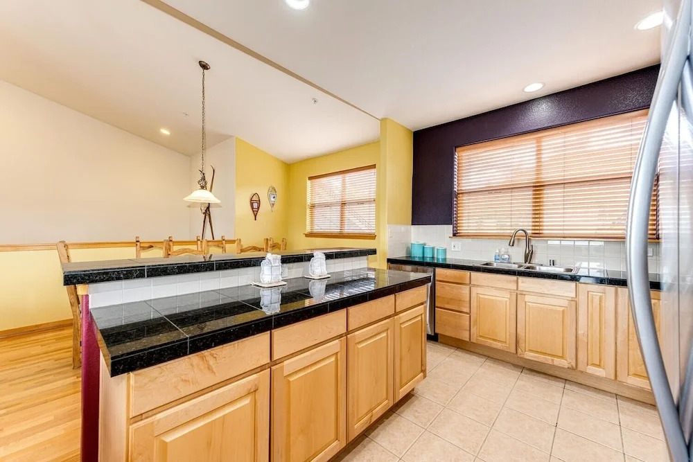 97A Exceptional Views, 4 BR, Central Location