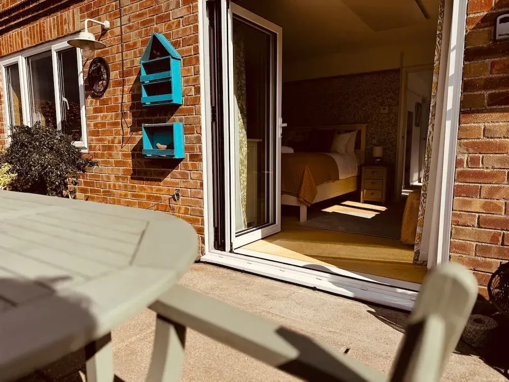 Luxury Adult-only 2-bedroom Bungalow With Hot Tub