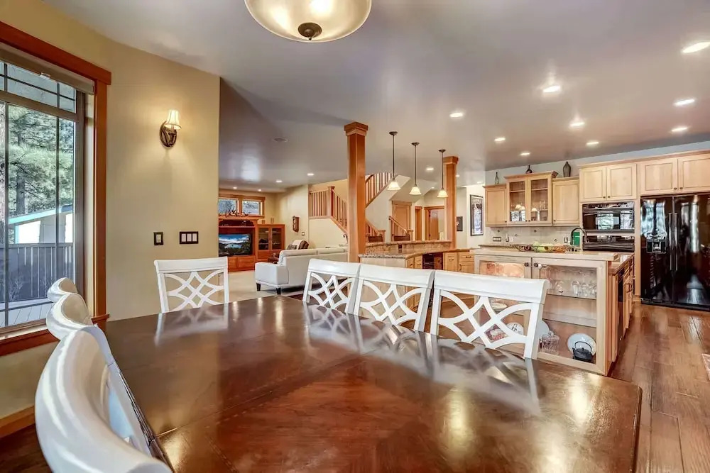 Stunning Forest Retreat - Walk to Upper Truckee River!