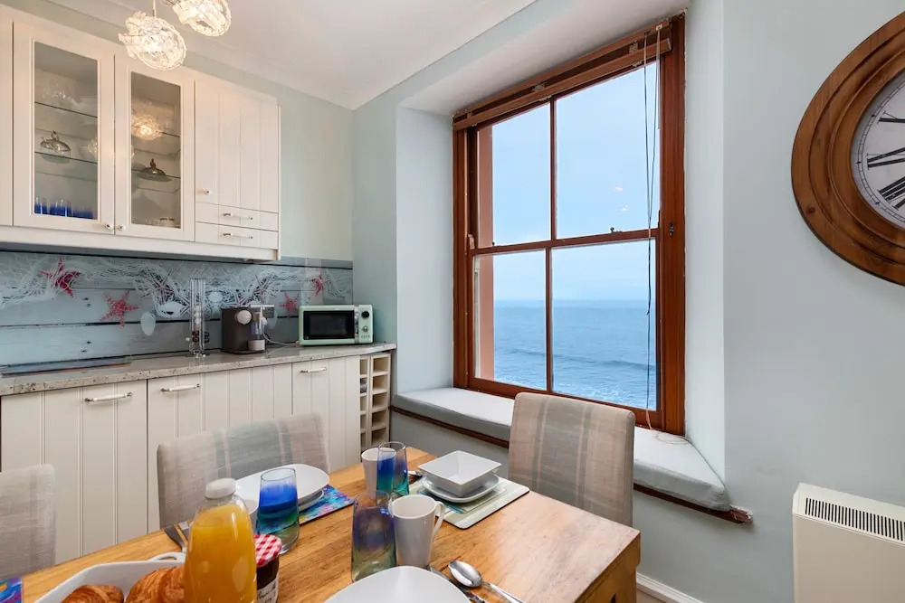6 Paragon Court - Sea Front Apartment