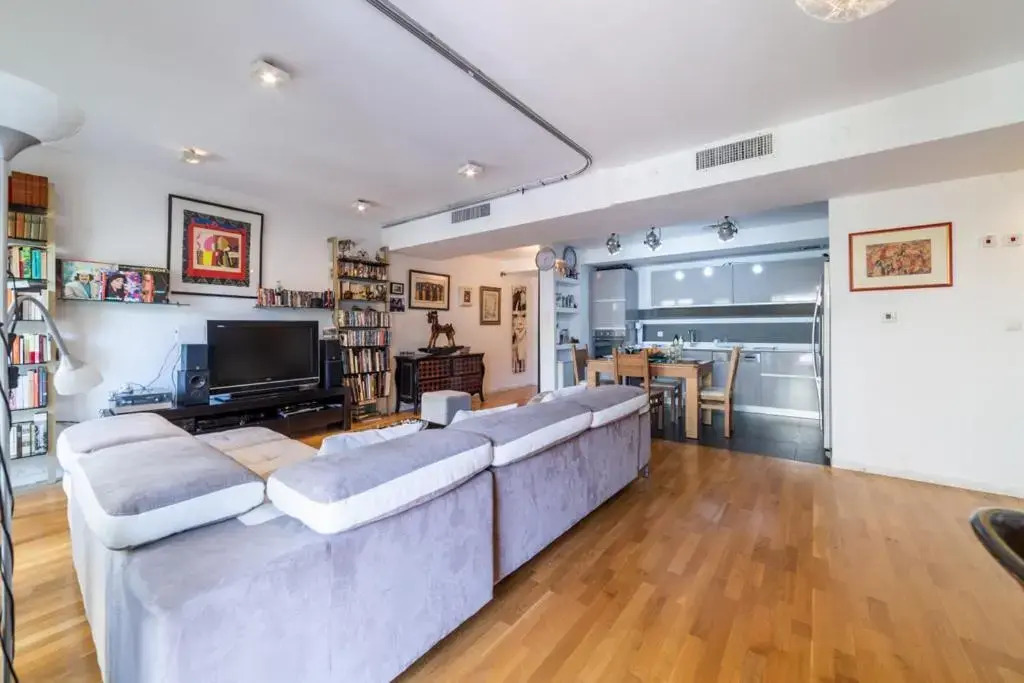 Amazing 1BR Penthouse with terrasse near Neve tzedek