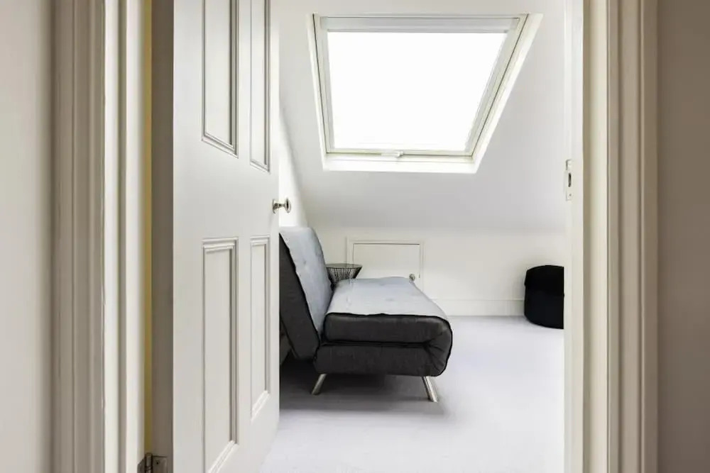 The Clapham Classic - Stylish 5bdr Family Home With Garden, London