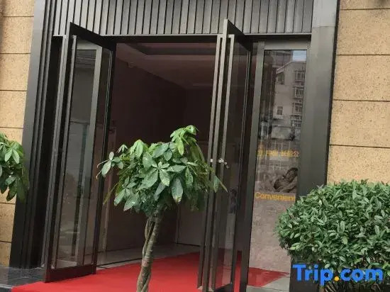 Lvxingjia Designer Audio-Visual Homestay