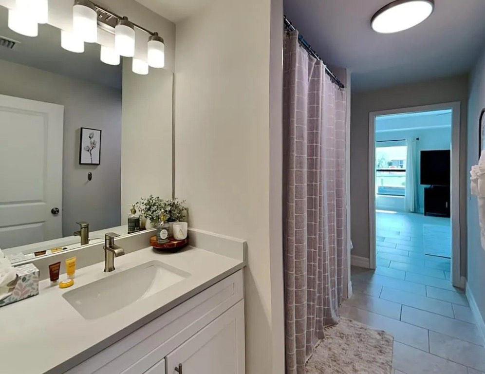 CoralVilla Calm Waters - pool & spa, cozy, on water, BBQ grill