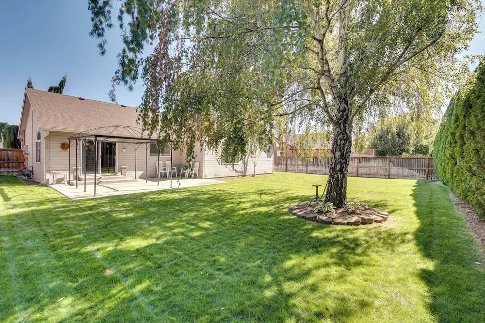 6 Mi to Dtwn Yakima: Central Washington Home
