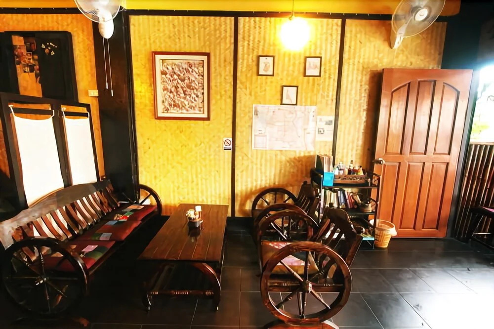 Be Beez Cafe and Guesthouse