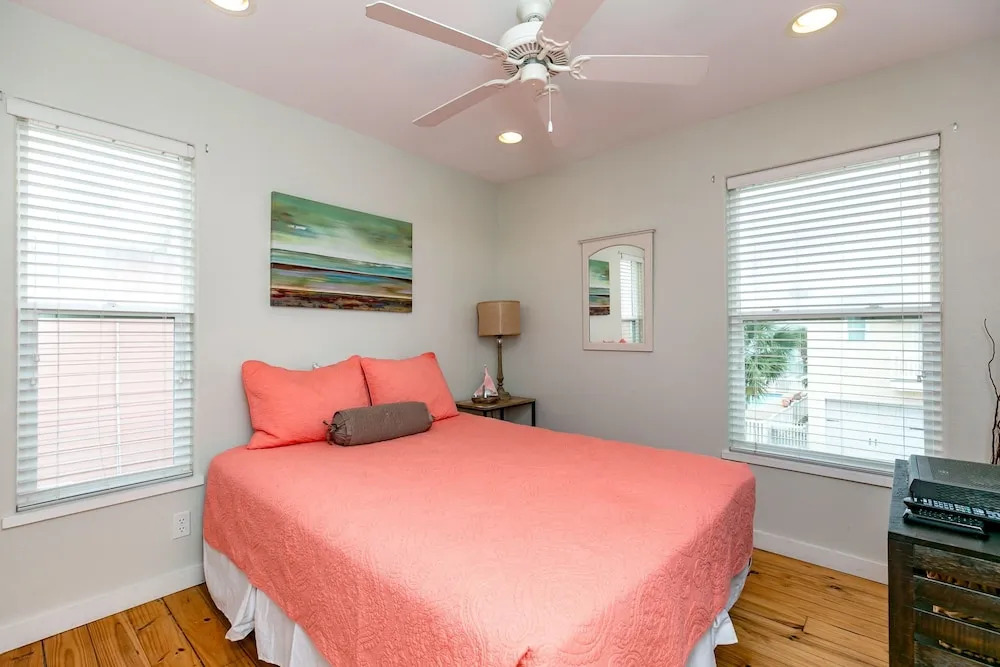4BR/4.5BA Vibrant House, Village Walk by RedAwning