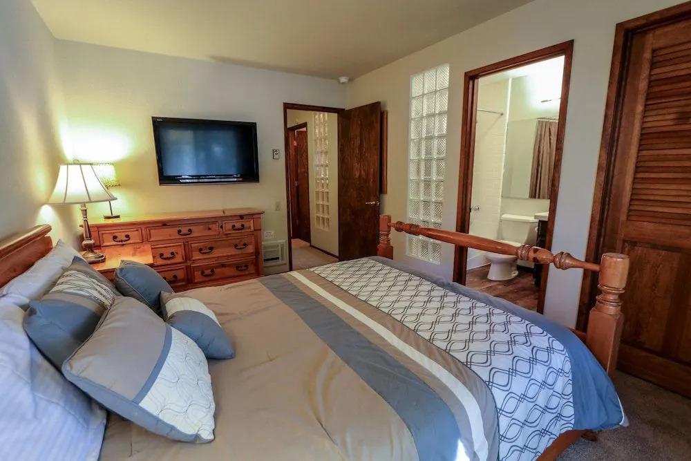 Mammoth West 106 Spacious Condo Just A Short Walk to Canyon Lodge by RedAwning
