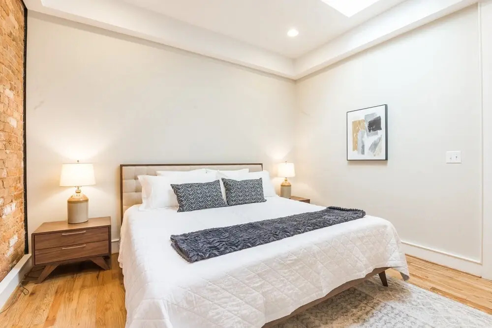 Red Door Apartment ~ 3-king Beds ~ Center Of D-twn