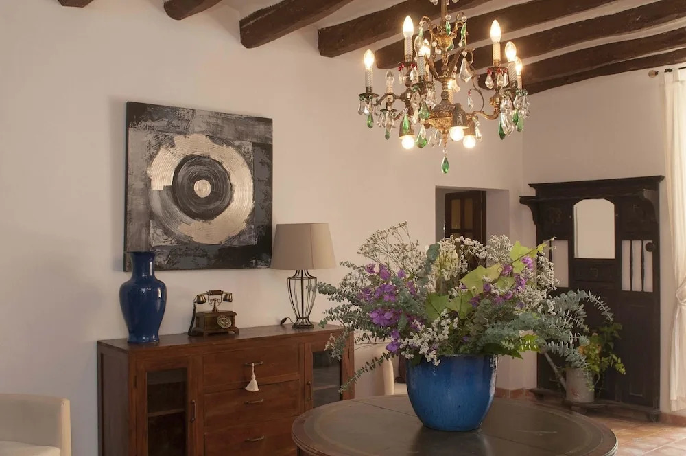 Spacious villa in Can Trabal with private pool and jacuzzi 980 m²