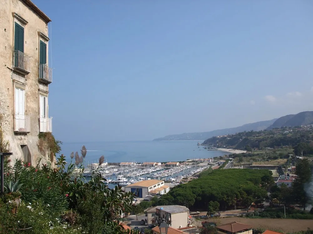 2 bed apartment with a spectacular panoramic sea, coastline and mountain views