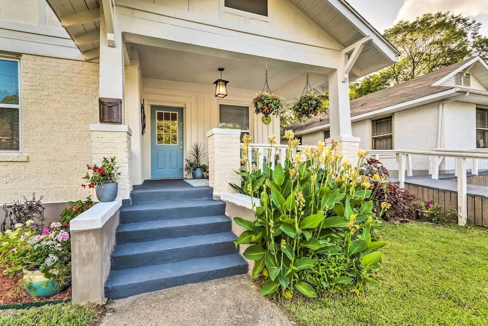 Remodeled Dtwn Hot Springs Home w/ Porch!