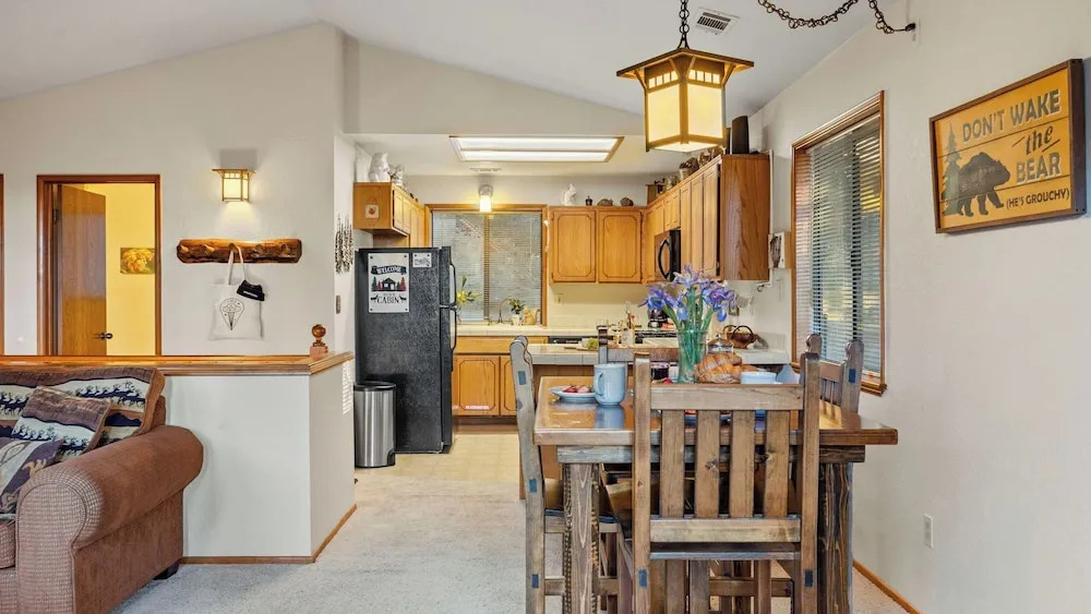 Cabin by Enchanting Managed by Avantstay Storybook Mountain Retreat Stone Fireplace + Vaulted Ceilings + Wraparound Deck Near Village