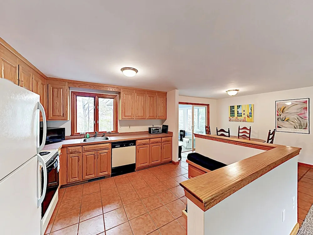 New Listing! Spacious On Hinkleys Pond 3 Bedroom Home