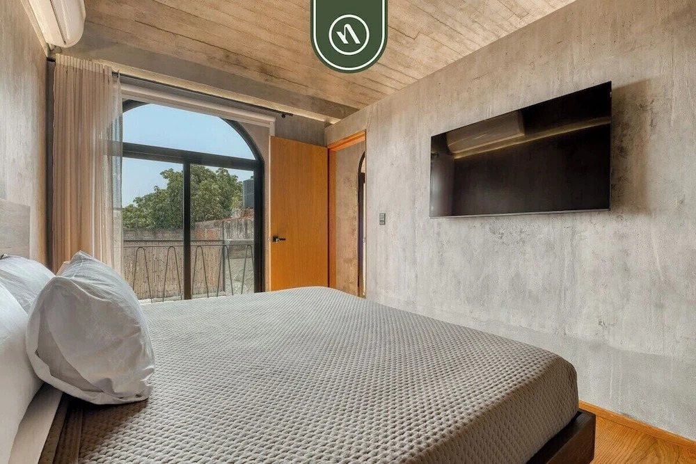 Luxury 3 BR House in Downtown - AC - Peaceful