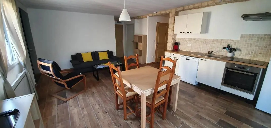 Logement, rez-de-jardin d’une maison, orée du bois