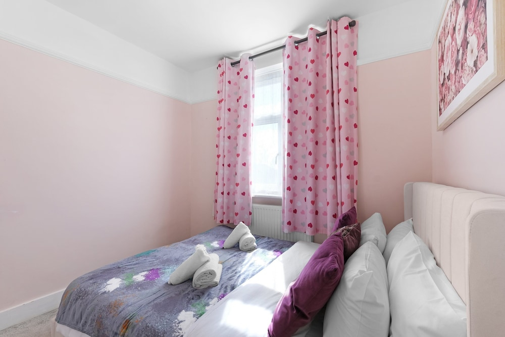 Spacious 5 Bedroom Family Home in Harrow
