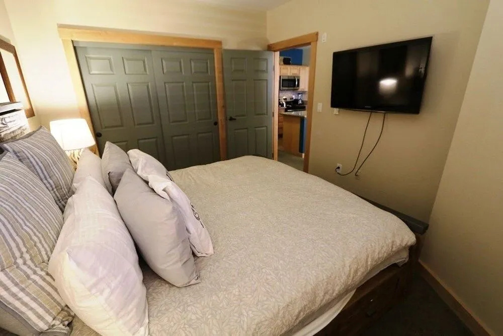 Sunstone 127 Modern Condo At Sunstone Lodge with Great Complex Amenities near Ski-In Ski-Out by RedAwning