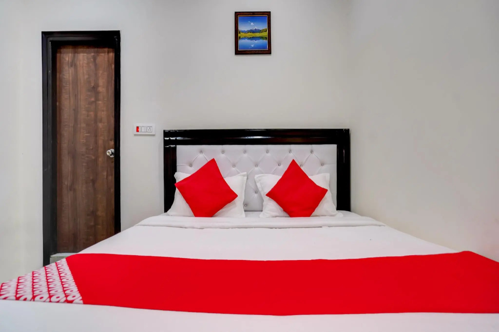 OYO 75458 Grand Inn Residency