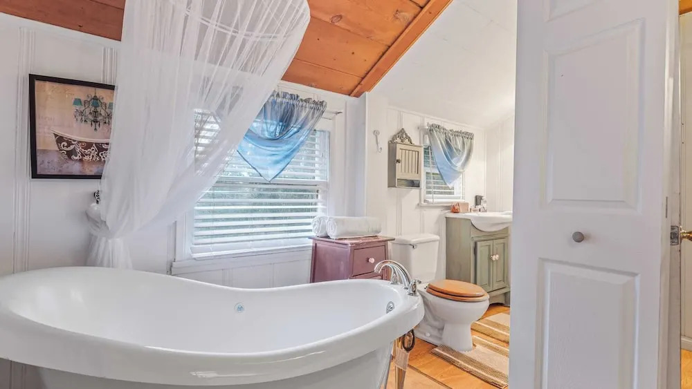Minutes to Lake Arrowhead Village Cozy Secluded Cedar Cove by AvantStay