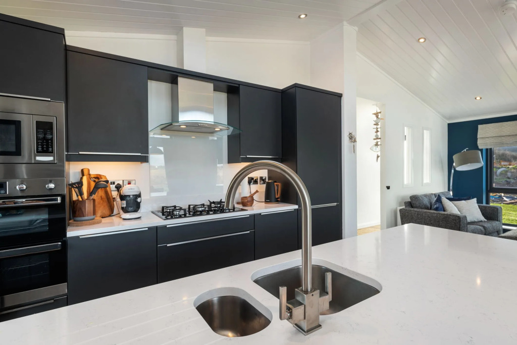 Hiraeth - Luxury Lodge with Hot Tub, Close to Beach